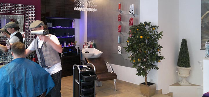 galerie-blick zum waschbereich und herr aschhaber beim föhnen