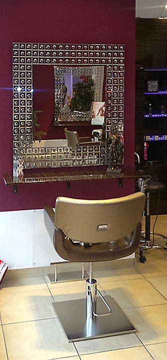 galerie-blick zum friseurstuhl mit großem spiegel