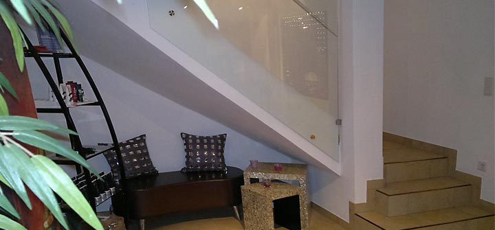galerie-treppe in den kosmetikraum mit sitzgelegenheit